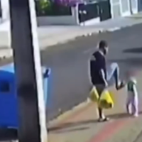 Homem é flagrado chutando a filha no rosto -  (crédito: Reprodução redes sociais)