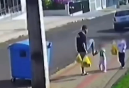 Homem é flagrado chutando a filha no rosto -  (crédito: Reprodução redes sociais)