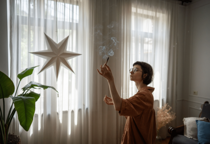 Rituais simples podem ajudar a renovar a energia da casa durante as férias de julho (Imagem: DimaBerlin | Shutterstock) -  (crédito: EdiCase) -Rituais simples podem ajudar a renovar a energia da casa durante as férias de julho (Imagem: DimaBerlin | Shutterstock) -  (crédito: EdiCase)