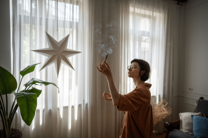Rituais simples podem ajudar a renovar a energia da casa durante as férias de julho (Imagem: DimaBerlin | Shutterstock) - (crédito: EdiCase) Rituais simples podem ajudar a renovar a energia da casa durante as férias de julho (Imagem: DimaBerlin | Shutterstock) - (crédito: EdiCase)