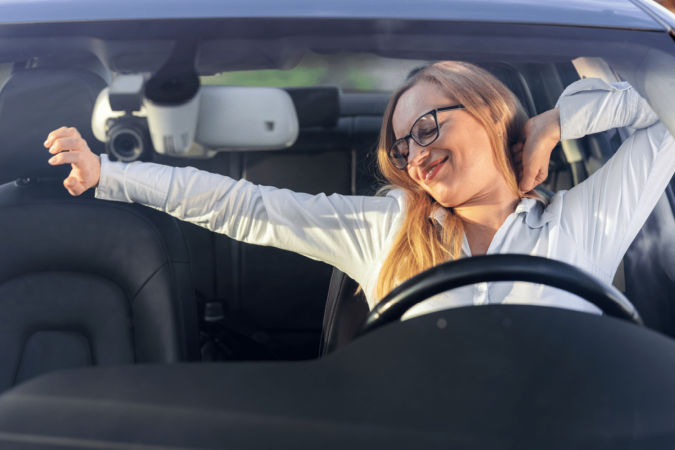 Fazer alongamentos durante o trajeto ajuda a relaxar a musculatura, aliviar tensões e tornar a viagem mais confortável e segura (Imagem: MYDAYcontent | Shutterstock) - (crédito: EdiCase) Fazer alongamentos durante o trajeto ajuda a relaxar a musculatura, aliviar tensões e tornar a viagem mais confortável e segura (Imagem: MYDAYcontent | Shutterstock) - (crédito: EdiCase)