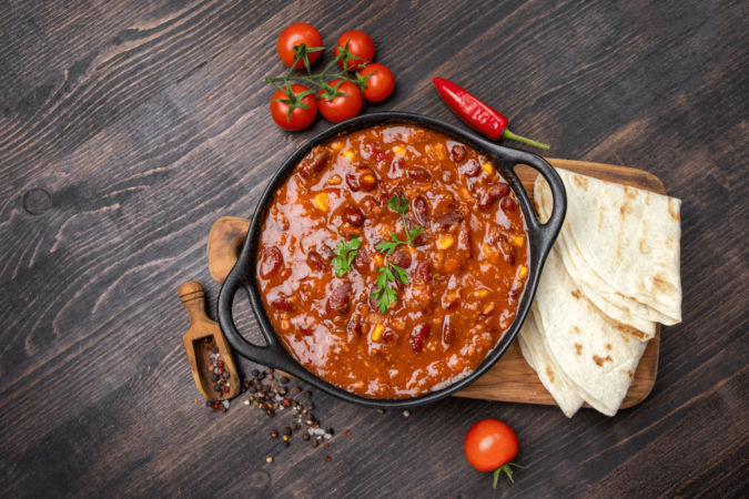 Chili de feijão com carne (Imagem: Elena.Katkova | Shutterstock) - (crédito: EdiCase) Chili de feijão com carne (Imagem: Elena.Katkova | Shutterstock) - (crédito: EdiCase)
