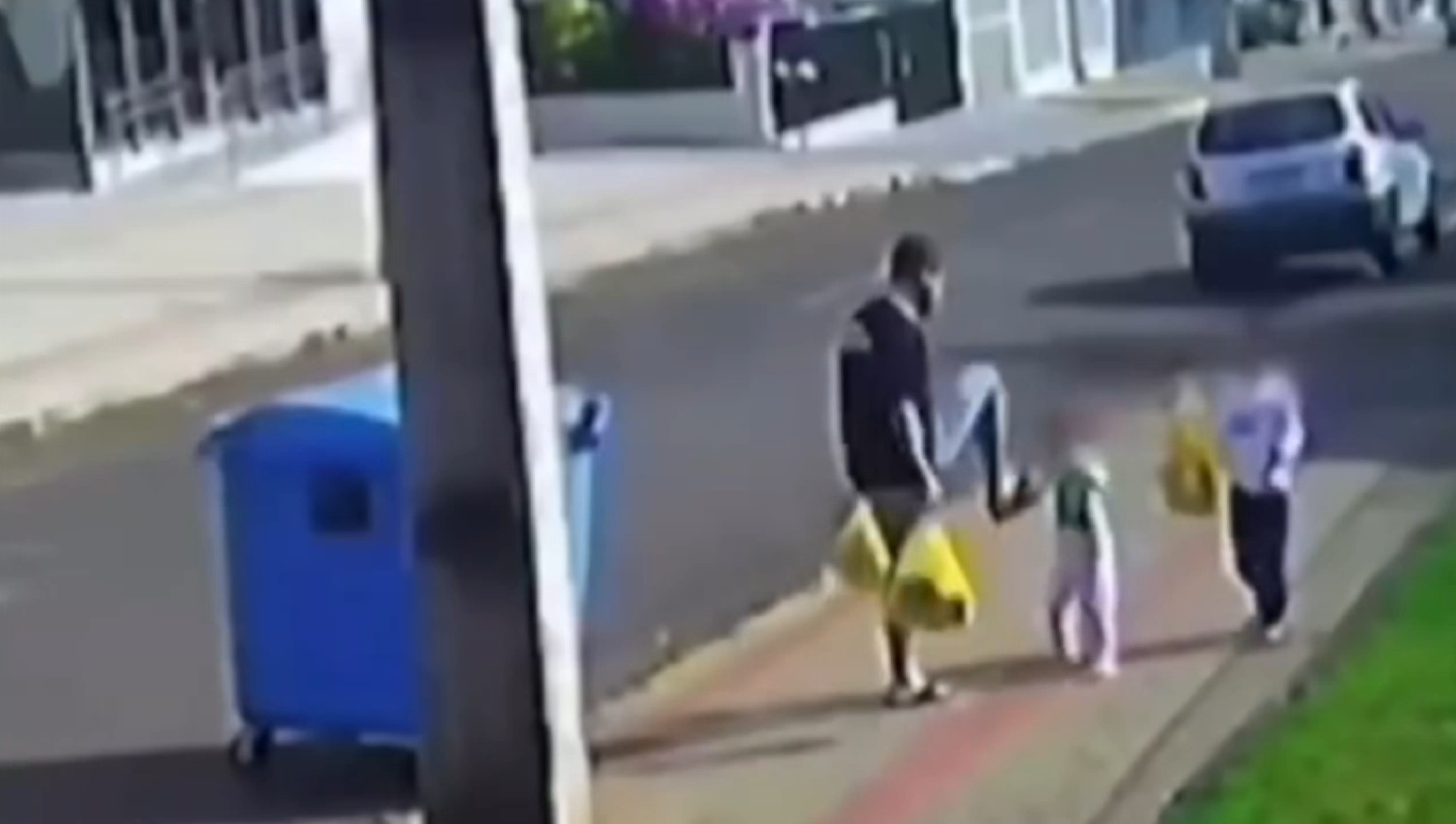 Pai é flagrado chutando o rosto da filha de 3 anos em rua no Paraná