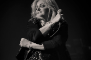 Ao longo de mais de quatro décadas de carreira, ela também imortalizou sucessos como 'Holding Out for a Hero' e 'It's a Heartache' -  (crédito: Reprodução/Instagram @bonnietylerofficial)