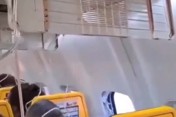 Homem é salvo após quase ser sugado para fora de janela de avião -  (crédito: Reprodução / 'X' / @juliovschneider)