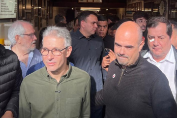 Ex-governador Zema e atual governador Mateus Simões durante visita ao tradicional Café Nice, no Centro de Belo Horizonte - (crédito: Edesio Ferreira/EM/D.A Press) Ex-governador Zema e atual governador Mateus Simões durante visita ao tradicional Café Nice, no Centro de Belo Horizonte - (crédito: Edesio Ferreira/EM/D.A Press)