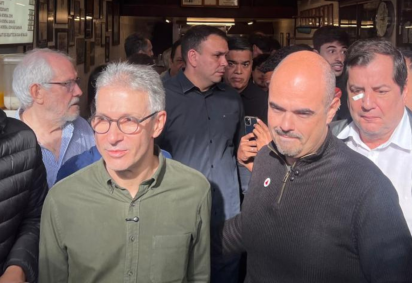Ex-governador Zema e atual governador Mateus Simões durante visita ao tradicional Café Nice, no Centro de Belo Horizonte -  (crédito: Edesio Ferreira/EM/D.A Press) -Ex-governador Zema e atual governador Mateus Simões durante visita ao tradicional Café Nice, no Centro de Belo Horizonte -  (crédito: Edesio Ferreira/EM/D.A Press)