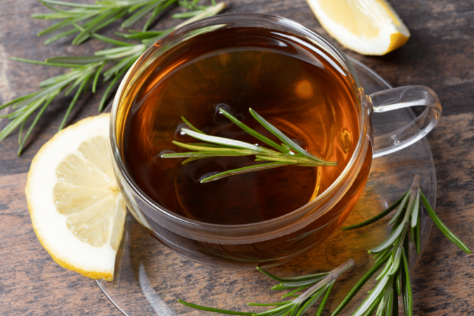 Chá de alecrim com limão (Imagem: madorf | Shutterstock) - (crédito: EdiCase) Chá de alecrim com limão (Imagem: madorf | Shutterstock) - (crédito: EdiCase)
