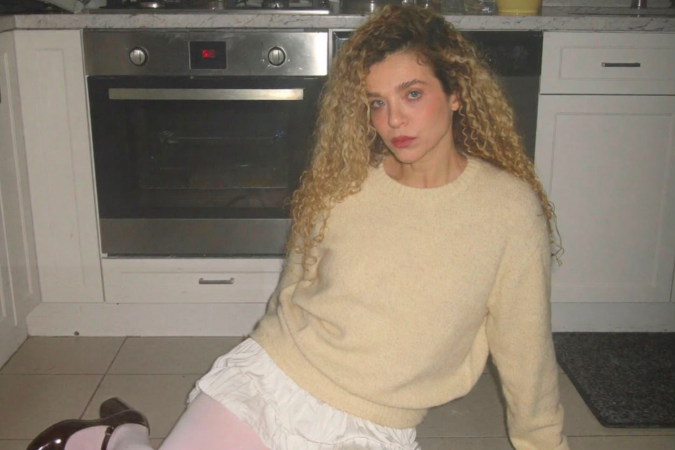 Cantora Karen Jonz lança uma releitura de Cantora Karen Jonz lança uma releitura de