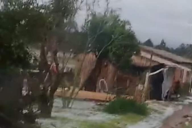 Fotos e vídeos publicados nas redes sociais mostram ruas e áreas verdes cobertas por granizo mesmo horas após o fim do temporal, além de telhados danificados e árvores caídas - (crédito: Reprodução/Redes Sociais ) Fotos e vídeos publicados nas redes sociais mostram ruas e áreas verdes cobertas por granizo mesmo horas após o fim do temporal, além de telhados danificados e árvores caídas - (crédito: Reprodução/Redes Sociais )