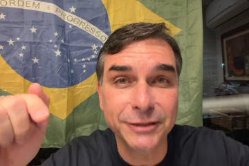 Live de Flávio Bolsonaro nesta segunda-feira (13/7) - (crédito: Reprodução/YouTube/Flavio Bolsonaro) Live de Flávio Bolsonaro nesta segunda-feira (13/7) - (crédito: Reprodução/YouTube/Flavio Bolsonaro)