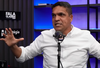 Em entrevista, ex-deputado afirmou que idade de Lula (80 anos) torna ritmo de viagens e atividades suspeito -  (crédito: Reprodução/YouTube Fala Glauber) -Em entrevista, ex-deputado afirmou que idade de Lula (80 anos) torna ritmo de viagens e atividades suspeito -  (crédito: Reprodução/YouTube Fala Glauber)