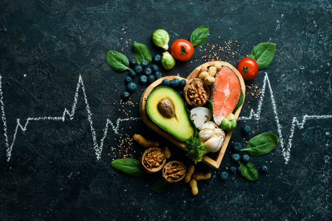 Escolhas diárias na alimentação influenciam diretamente a prevenção de doenças cardiovasculares (Imagem: YARUNIV Studio | Shutterstock) - (crédito: EdiCase) Escolhas diárias na alimentação influenciam diretamente a prevenção de doenças cardiovasculares (Imagem: YARUNIV Studio | Shutterstock) - (crédito: EdiCase)