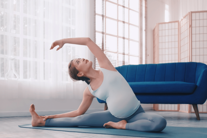 Práticas integrativas, como o yoga, podem promover mais bem-estar físico e emocional antes, durante e após a gestação (Imagem: Momentum studio | Shutterstock) - (crédito: EdiCase) Práticas integrativas, como o yoga, podem promover mais bem-estar físico e emocional antes, durante e após a gestação (Imagem: Momentum studio | Shutterstock) - (crédito: EdiCase)