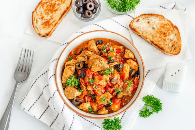 Cozido de frango com tomate (Imagem: Cavan-Images | Shutterstock) - (crédito: EdiCase) Cozido de frango com tomate (Imagem: Cavan-Images | Shutterstock) - (crédito: EdiCase)