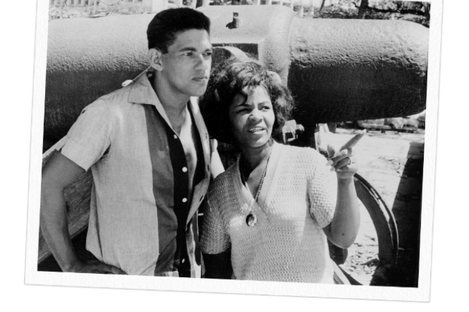 Elza Soares foi companheira de Garrincha e é lembrada na homenagem que resgata a trajetória pessoal do craque