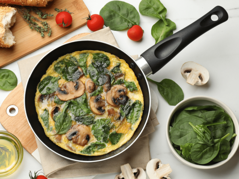 Omelete de cogumelo e espinafre (Imagem: New Africa | Shutterstock) -  (crédito: EdiCase)