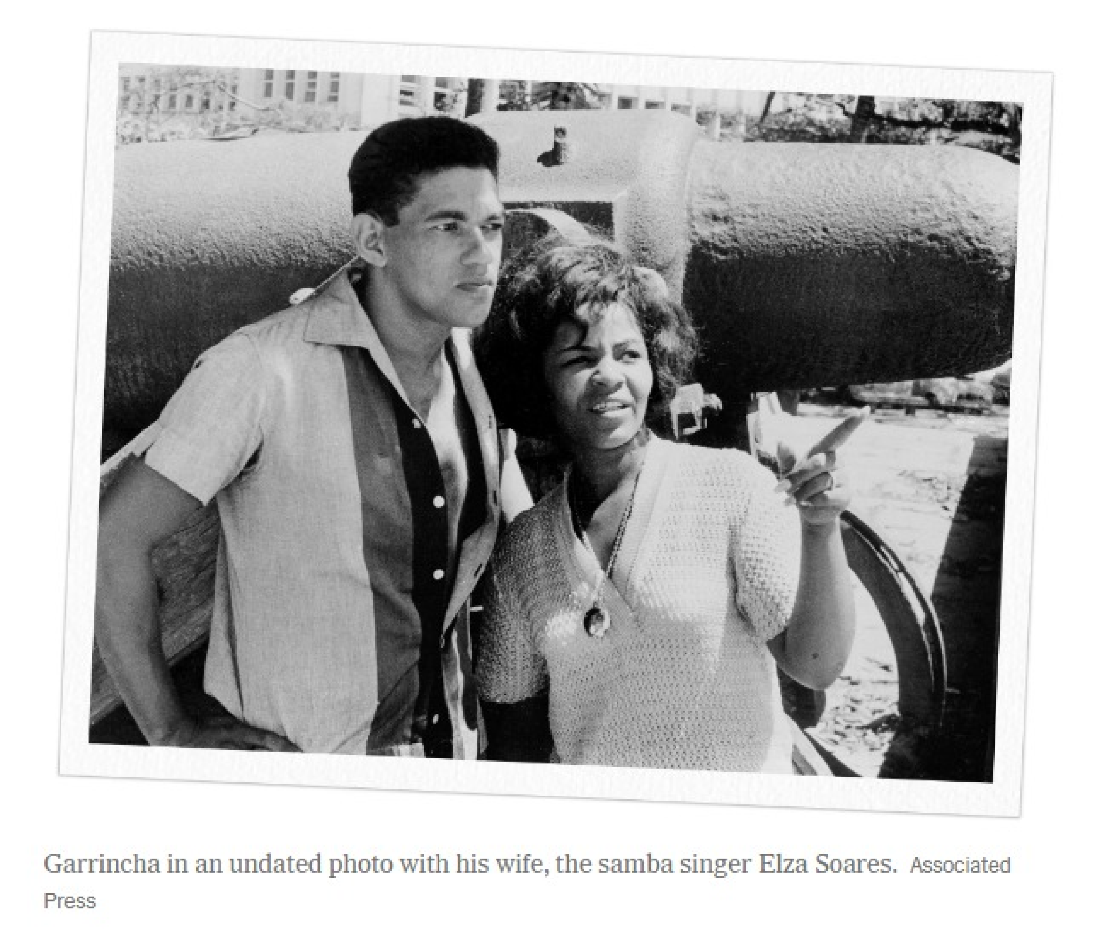 Elza Soares foi companheira de Garrincha e &eacute; lembrada na homenagem que resgata a trajet&oacute;ria pessoal do craque