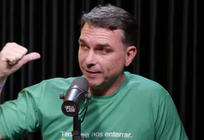 Flávio afirmou que a decisão faz parte de uma perseguição contra sua família e classificou a proibição como 