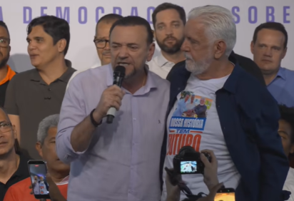 Ao anúnciar o ex-líder do governo no Senado, Wagner rapidamente abraçou o presidente do PT. 