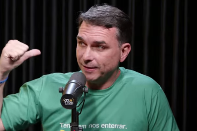 Flávio afirmou que a decisão faz parte de uma perseguição contra sua família e classificou a proibição como Flávio afirmou que a decisão faz parte de uma perseguição contra sua família e classificou a proibição como