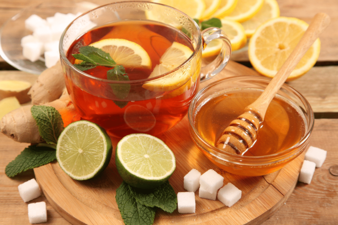 Chá de hortelã com gengibre, mel e limão (Imagem: Lisa A | Shutterstock) - (crédito: EdiCase) Chá de hortelã com gengibre, mel e limão (Imagem: Lisa A | Shutterstock) - (crédito: EdiCase)