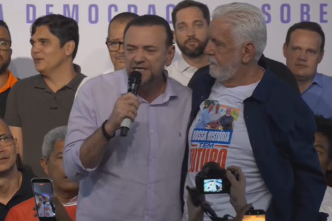 Ao anúnciar o ex-líder do governo no Senado, Wagner rapidamente abraçou o presidente do PT. Ao anúnciar o ex-líder do governo no Senado, Wagner rapidamente abraçou o presidente do PT.