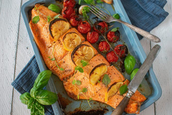 Salmão assado com tomate-cereja e limão-siciliano (Imagem: Angelika Heine | Shutterstock) - (crédito: EdiCase) Salmão assado com tomate-cereja e limão-siciliano (Imagem: Angelika Heine | Shutterstock) - (crédito: EdiCase)