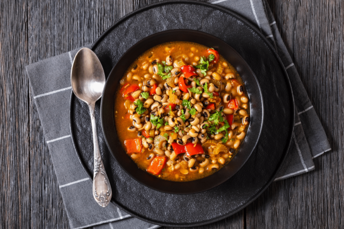 Sopa de feijão-fradinho com legumes (Imagem: from my point of view | Shutterstock) - (crédito: EdiCase) Sopa de feijão-fradinho com legumes (Imagem: from my point of view | Shutterstock) - (crédito: EdiCase)