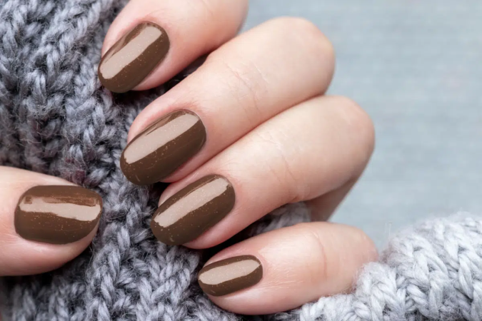 Tons fechados e sofisticados ganham destaque nas unhas durante o inverno (Imagem: Bykfa | Shutterstock) - (crédito: EdiCase) Tons fechados e sofisticados ganham destaque nas unhas durante o inverno (Imagem: Bykfa | Shutterstock) - (crédito: EdiCase)