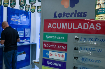 Agências da Caixa exibem prêmios acumulados em meio às recentes mudanças nos dias e horários dos sorteios das loterias - (crédito: Fabio Rodrigues-Pozzebom/ Agência Brasil) Agências da Caixa exibem prêmios acumulados em meio às recentes mudanças nos dias e horários dos sorteios das loterias - (crédito: Fabio Rodrigues-Pozzebom/ Agência Brasil)