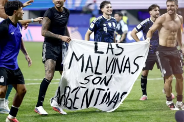 Jogadores argentinos exibiram faixa sobre as Malvinas em amistoso em 2014 -  (crédito: ALEJANDRO PAGNI / AFP via Getty Image)