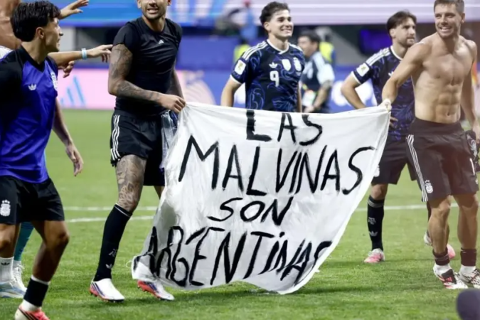 Jogadores argentinos exibiram faixa sobre as Malvinas em amistoso em 2014 - (crédito: ALEJANDRO PAGNI / AFP via Getty Image) Jogadores argentinos exibiram faixa sobre as Malvinas em amistoso em 2014 - (crédito: ALEJANDRO PAGNI / AFP via Getty Image)