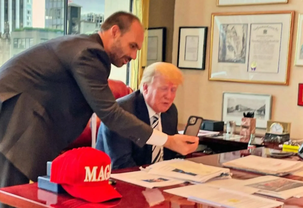 Eduardo Bolsonaro e Donald Trump em Washington  -  (crédito: Reprodução/Redes Sociais)