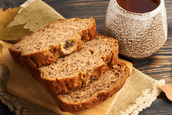 Bolo de banana com linhaça (Imagem: Nata Bene | Shutterstock)
- (crédito: EdiCase) Bolo de banana com linhaça (Imagem: Nata Bene | Shutterstock)
- (crédito: EdiCase)