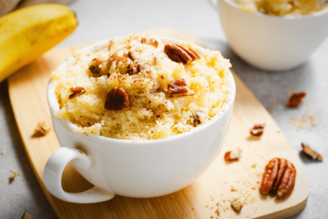 Bolo de caneca proteico de banana com nozes (Imagem: Julie208 | Shutterstock) - (crédito: EdiCase) Bolo de caneca proteico de banana com nozes (Imagem: Julie208 | Shutterstock) - (crédito: EdiCase)