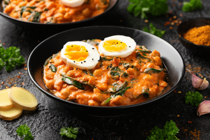 Curry de grão-de-bico, espinafre e ovo (Imagem: DronG | Shutterstock) - (crédito: EdiCase) Curry de grão-de-bico, espinafre e ovo (Imagem: DronG | Shutterstock) - (crédito: EdiCase)
