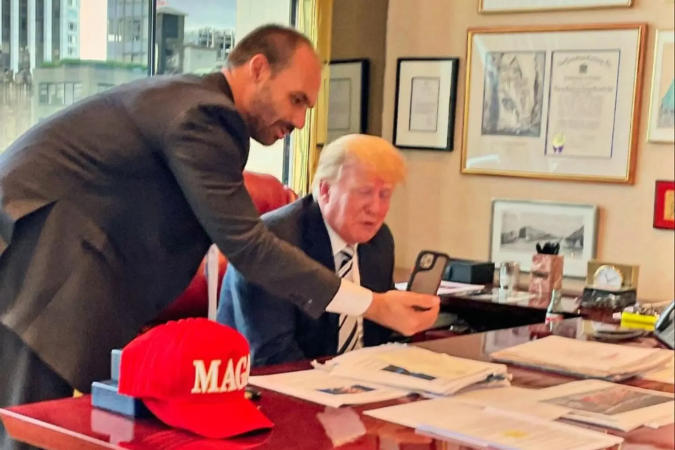 Eduardo Bolsonaro e Donald Trump em Washington - (crédito: Reprodução/Redes Sociais) Eduardo Bolsonaro e Donald Trump em Washington - (crédito: Reprodução/Redes Sociais)