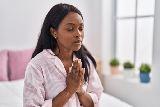 As orações podem ajudar a fortalecer a espiritualidade e a encontrar amparo para seguir a caminhada com mais confiança (Imagem: Krakenimages.com | Shutterstock) - (crédito: EdiCase) As orações podem ajudar a fortalecer a espiritualidade e a encontrar amparo para seguir a caminhada com mais confiança (Imagem: Krakenimages.com | Shutterstock) - (crédito: EdiCase)
