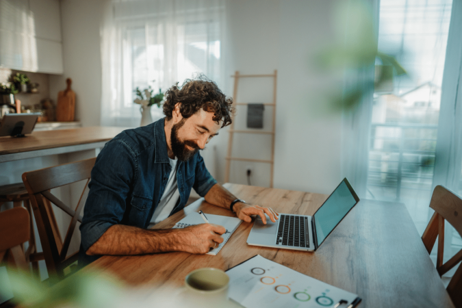 Voltar aos estudos tornou-se parte da trajetória profissional de muitos brasileiros (Imagem: DukiPh | Shutterstock) - (crédito: EdiCase) Voltar aos estudos tornou-se parte da trajetória profissional de muitos brasileiros (Imagem: DukiPh | Shutterstock) - (crédito: EdiCase)