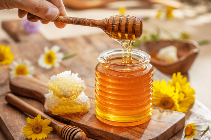 O mel é um alimento que oferece benefícios à saúde (Imagem: Valentyn Volkov | Shutterstock) - (crédito: EdiCase) O mel é um alimento que oferece benefícios à saúde (Imagem: Valentyn Volkov | Shutterstock) - (crédito: EdiCase)