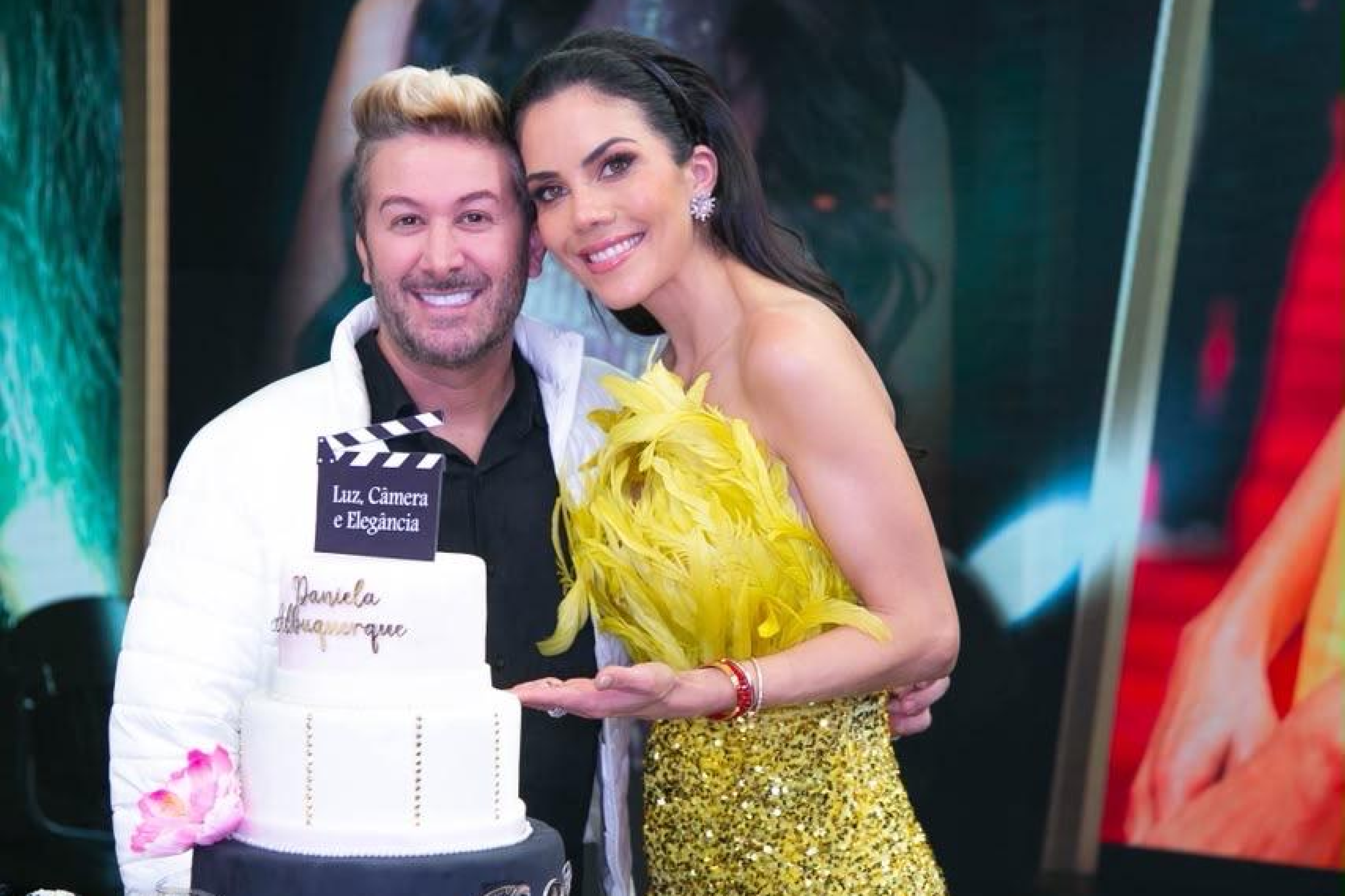 Daniela Albuquerque recebe surpresa de aniversário com bolo assinado pelo chef Douglas Volpy