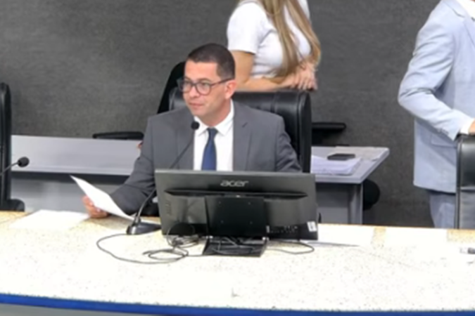 Na imagem, o vereador e presidente da Câmara Municipal de VItória Anderson Goggi durante sessão na terça-feira (21/7) - (crédito: Reprodução/YouTube) Na imagem, o vereador e presidente da Câmara Municipal de VItória Anderson Goggi durante sessão na terça-feira (21/7) - (crédito: Reprodução/YouTube)