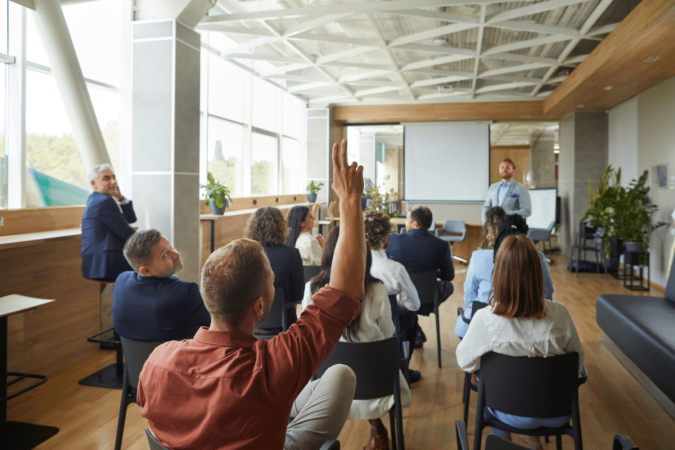 Os melhores resultados costumam surgir quando a empresa combina conhecimento interno com apoio de profissionais externos (Imagem: Studio Romantic | Shutterstock) - (crédito: EdiCase) Os melhores resultados costumam surgir quando a empresa combina conhecimento interno com apoio de profissionais externos (Imagem: Studio Romantic | Shutterstock) - (crédito: EdiCase)