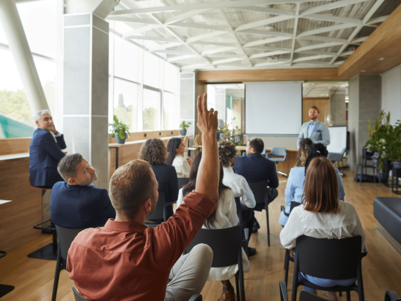 Os melhores resultados costumam surgir quando a empresa combina conhecimento interno com apoio de profissionais externos (Imagem: Studio Romantic | Shutterstock) -  (crédito: EdiCase)