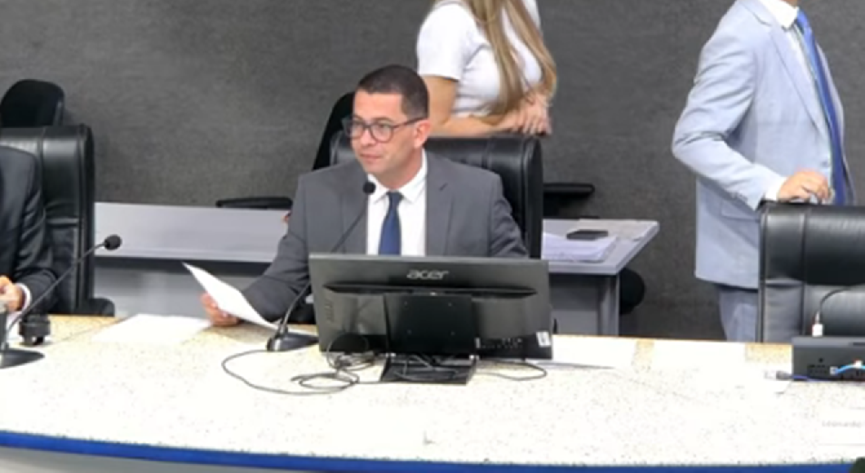 Presidente da Câmara de Vitória é flagrado xingando com microfone aberto