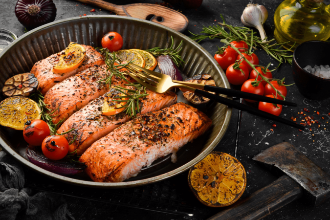 Salmão assado com laranja, alecrim e tomate (Imagem: YARUNIV Studio | Shutterstock) - (crédito: EdiCase) Salmão assado com laranja, alecrim e tomate (Imagem: YARUNIV Studio | Shutterstock) - (crédito: EdiCase)
