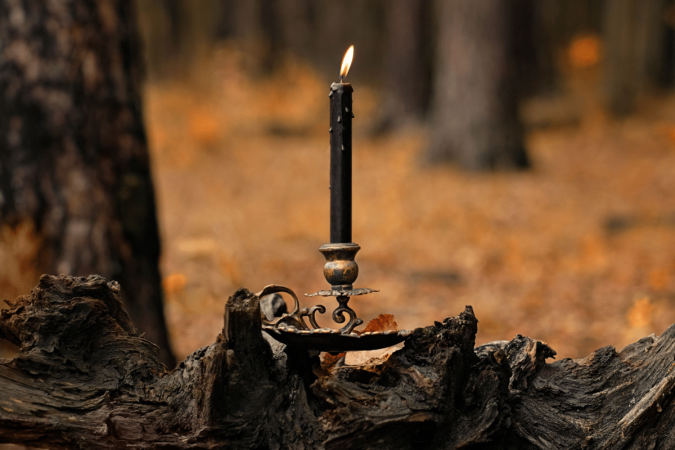 A crença popular de que a vela preta está ligada a energias negativas não corresponde ao seu simbolismo em diversas tradições espiritualistas, esotéricas e religiosas (Imagem: ju_see | Shutterstock)
- (crédito: EdiCase) A crença popular de que a vela preta está ligada a energias negativas não corresponde ao seu simbolismo em diversas tradições espiritualistas, esotéricas e religiosas (Imagem: ju_see | Shutterstock)
- (crédito: EdiCase)