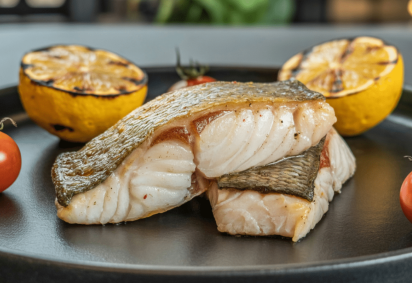 Bacalhau assado com limão grelhado (Imagem: Alex_Karlssonn | Shutterstock) -  (crédito: EdiCase) -Bacalhau assado com limão grelhado (Imagem: Alex_Karlssonn | Shutterstock) -  (crédito: EdiCase)