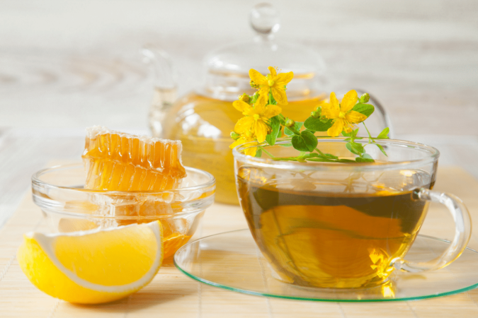 Chá de erva-de-são-joão com mel e limão (Imagem: Maryna Pleshkun | Shutterstock) - (crédito: EdiCase) Chá de erva-de-são-joão com mel e limão (Imagem: Maryna Pleshkun | Shutterstock) - (crédito: EdiCase)